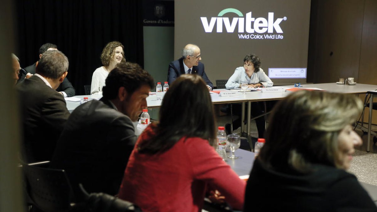 Un moment de la reunió que han mantingut avui els cònsols amb representants del Govern
