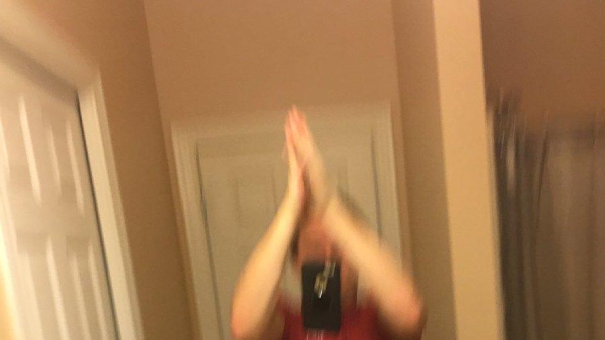 Seth Schneider, el primer en fer el 'High five selfie', segons alguns mitjans.