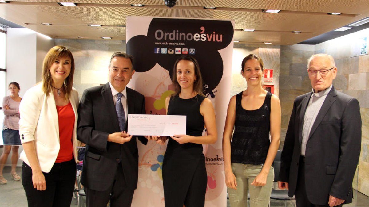 Jael Pozo, Amadeu Rocamora, Núria Rocamora, Vanessa Fenés i mossèn Ramon Sàrries, durant l'entrega del xec.