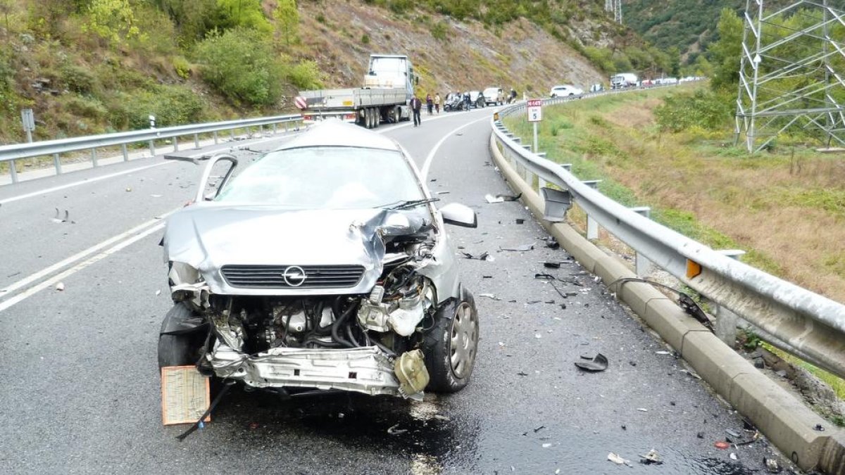 Un jove de la Seu es troba en estat crític per un xoc a l'N-145