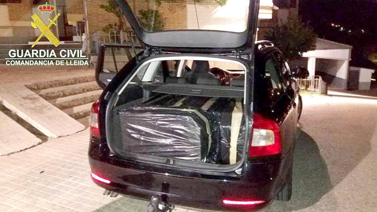 Multa de 150.000 euros per a un home que duia 1.880 paquets de tabac al cotxe