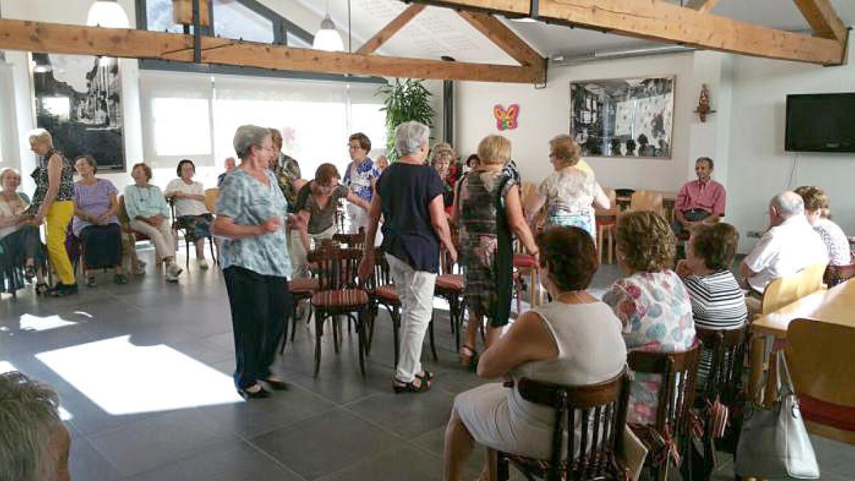 Els avis celebren el final de les activitats d'estiu amb una festa