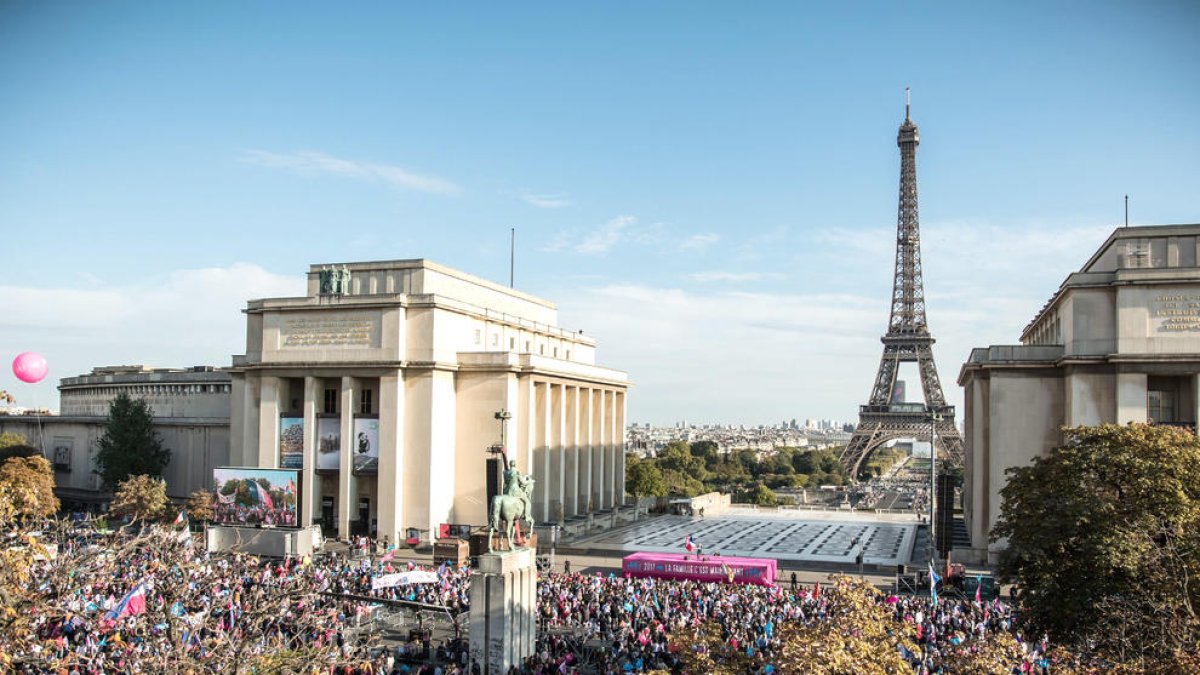 Milers de persones marxen a París contra el matrimoni homosexual