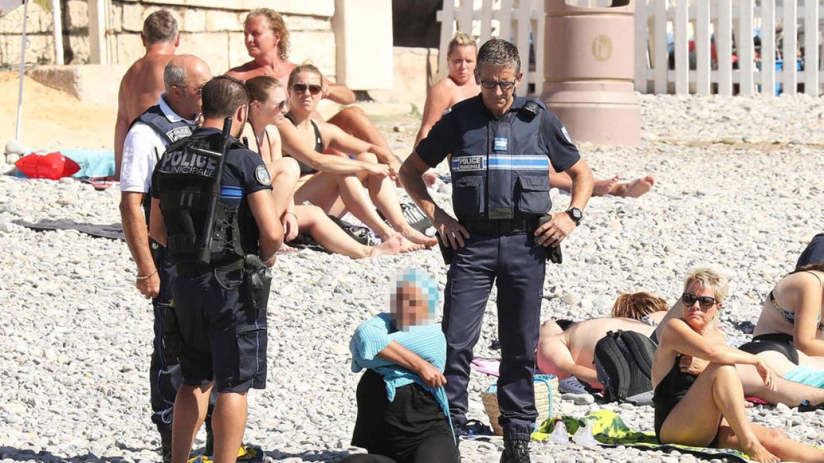 El Consell d'Estat francès frena els decrets de prohibició del burquini