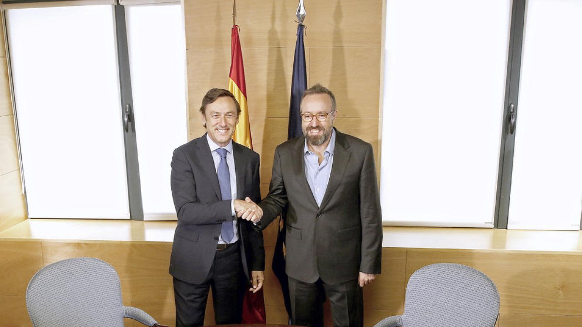 PP i Ciutadans segellen un acord i conviden el PSOE a sumar-s'hi