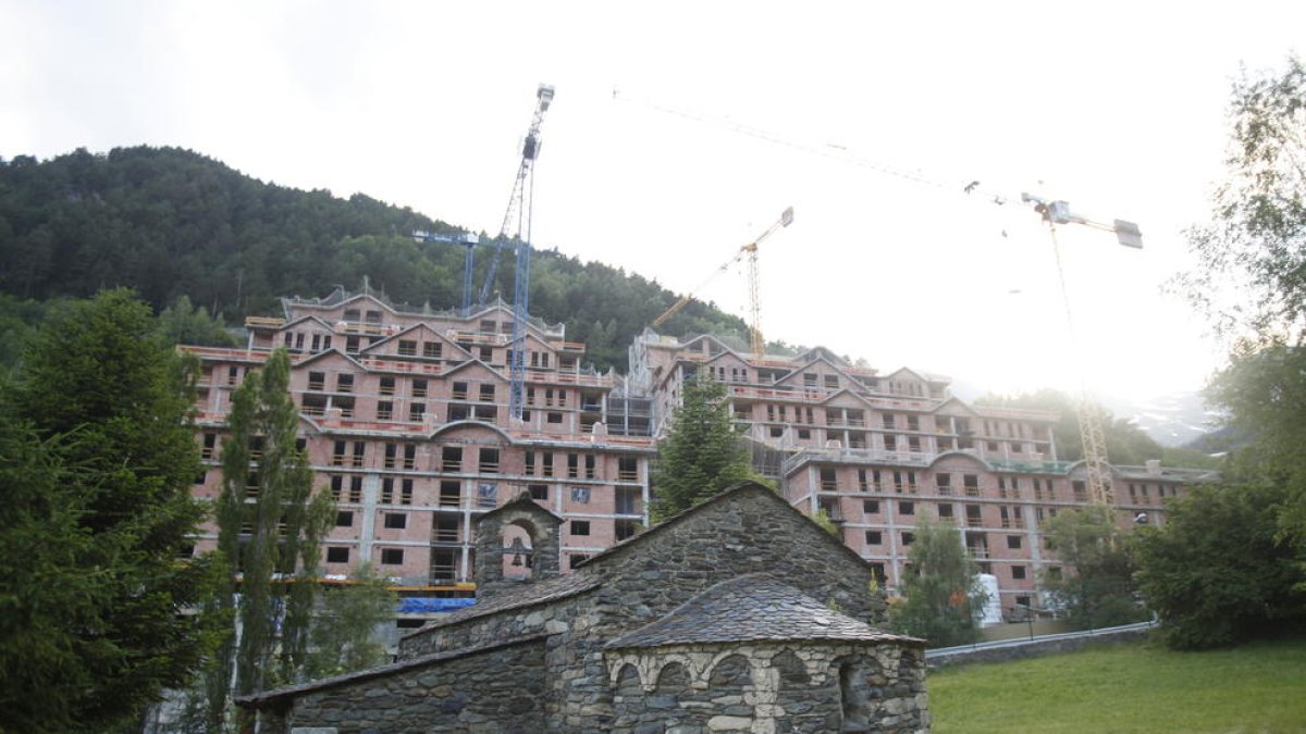 El comú rep dos blocs del complex Astra