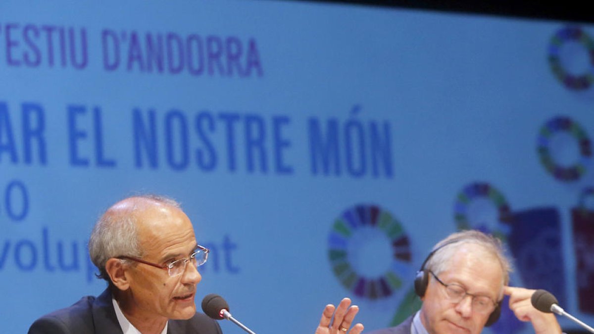 Ser a l'exterior per mantenir la identitat