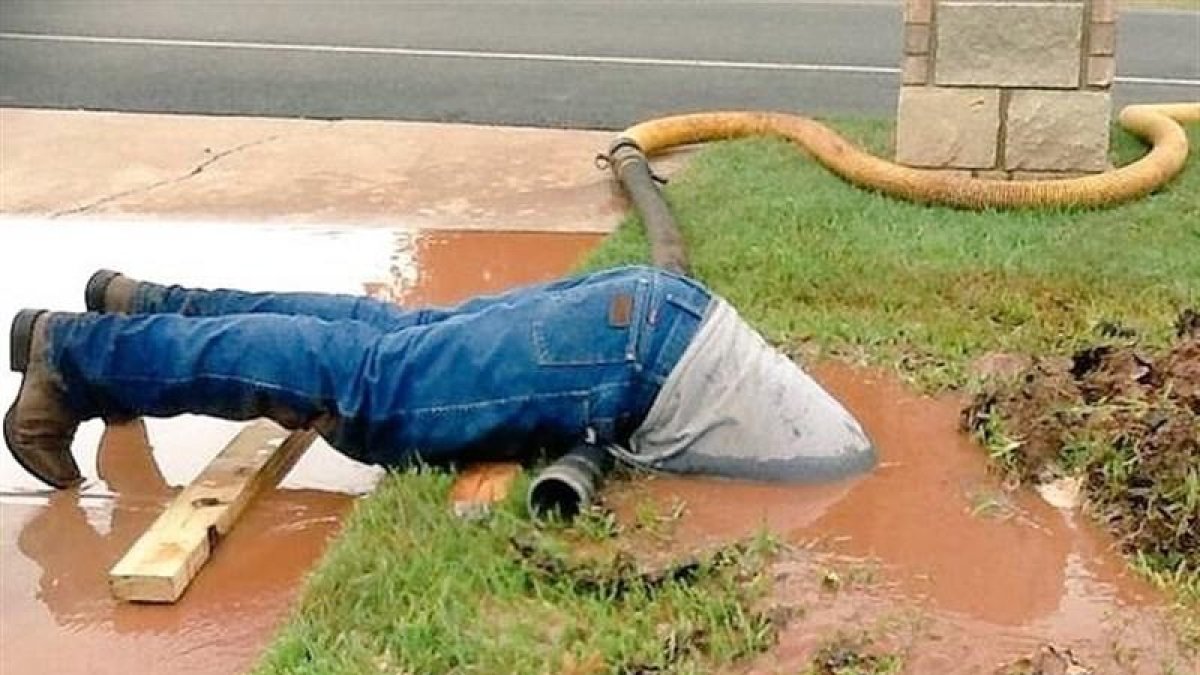 El lampista que es va submergir en aigua per arreglar la canonada