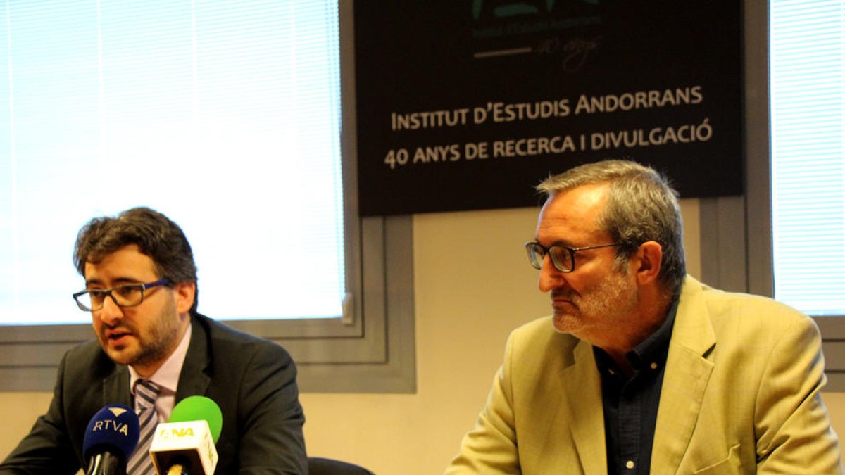 El ministre d'Educació i Ensenyament Superior i president de l'Institut d'Estudis Andorrans, Eric Jover i el director de l'IEA, Jordi Guillamet