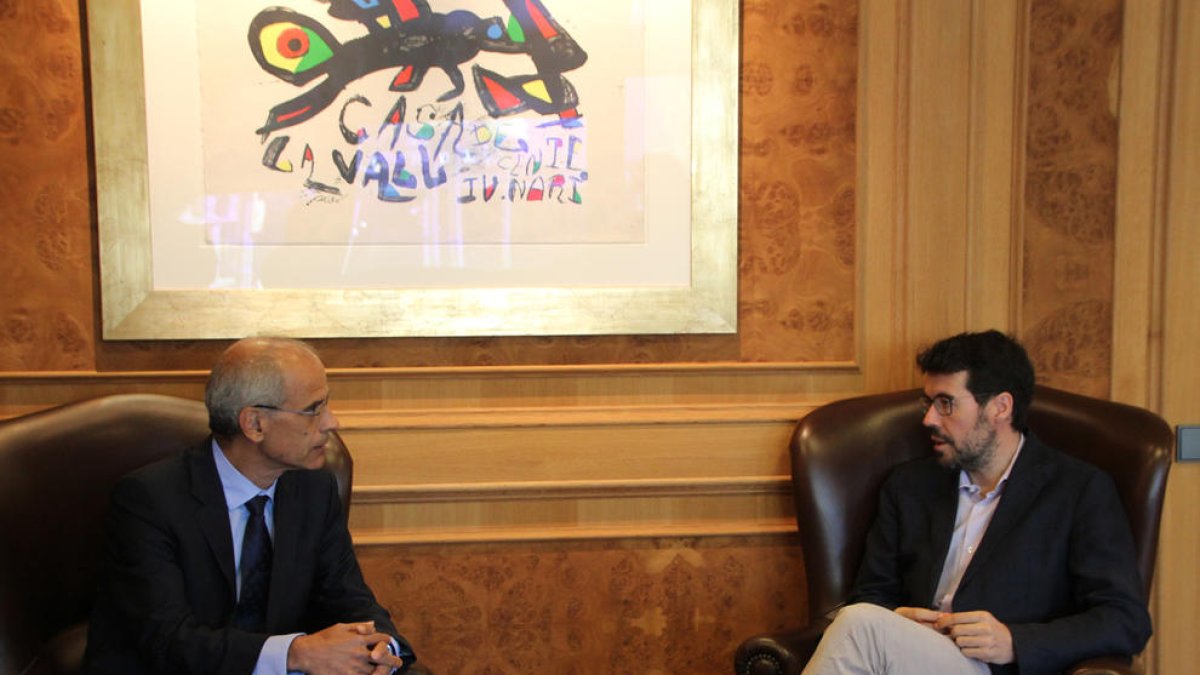 Un moment de la reunió que han mantingut aquest dimarts el cap de Govern, Toni Martí, i l'alcalde de la Seu d'Urgell, Albert Batalla