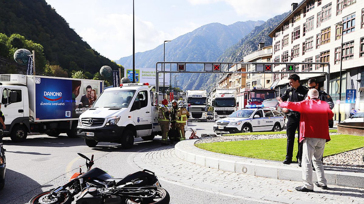 Dos motoristes ferits lleument en dos accidents a la capital