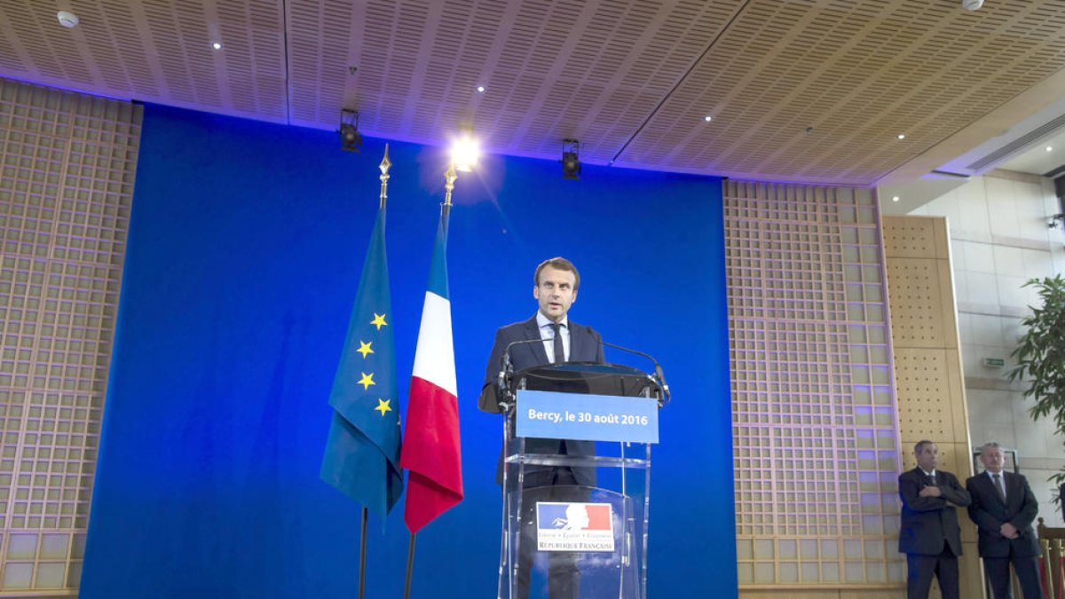 Macron plega per anar a les presidencials