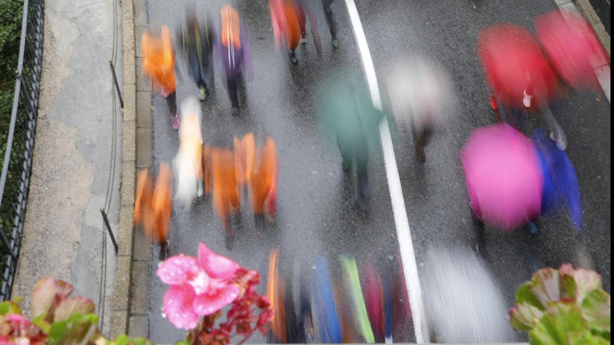 Set-centes persones desafien la pluja contra el càncer