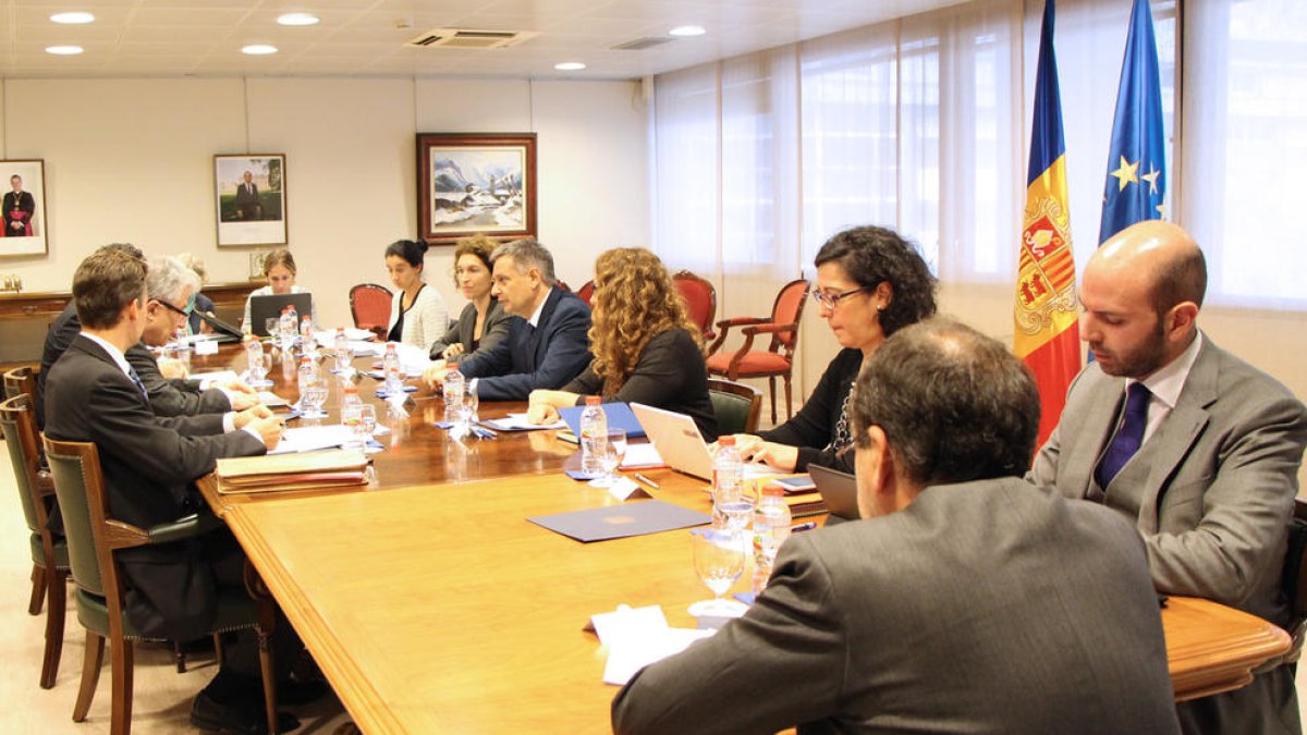 Un moment de la visita de la delegació del cap negociador de l'acord d'associació del SEAE