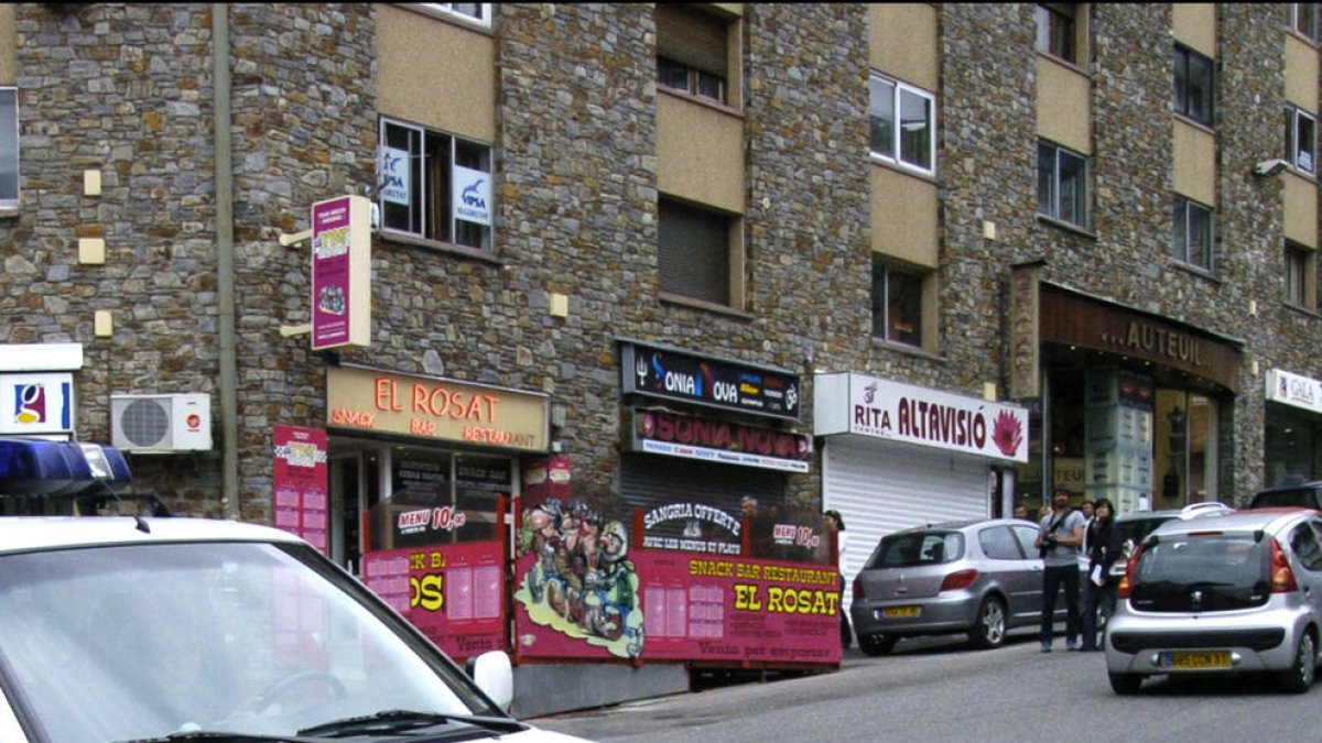 Detingut un home per controlar a l'exparella el mòbil i les xarxes socials