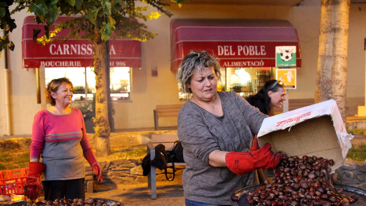 Preparatiu de la castanyada popular a Encamp