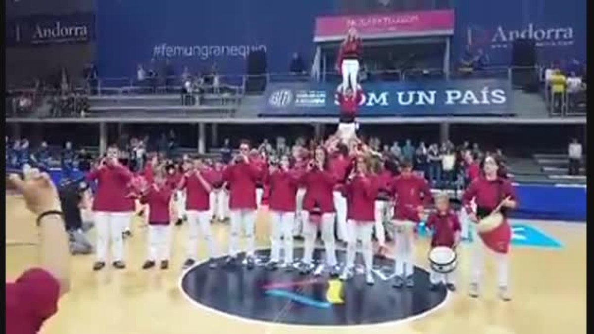 Els castellers tocant l'himne