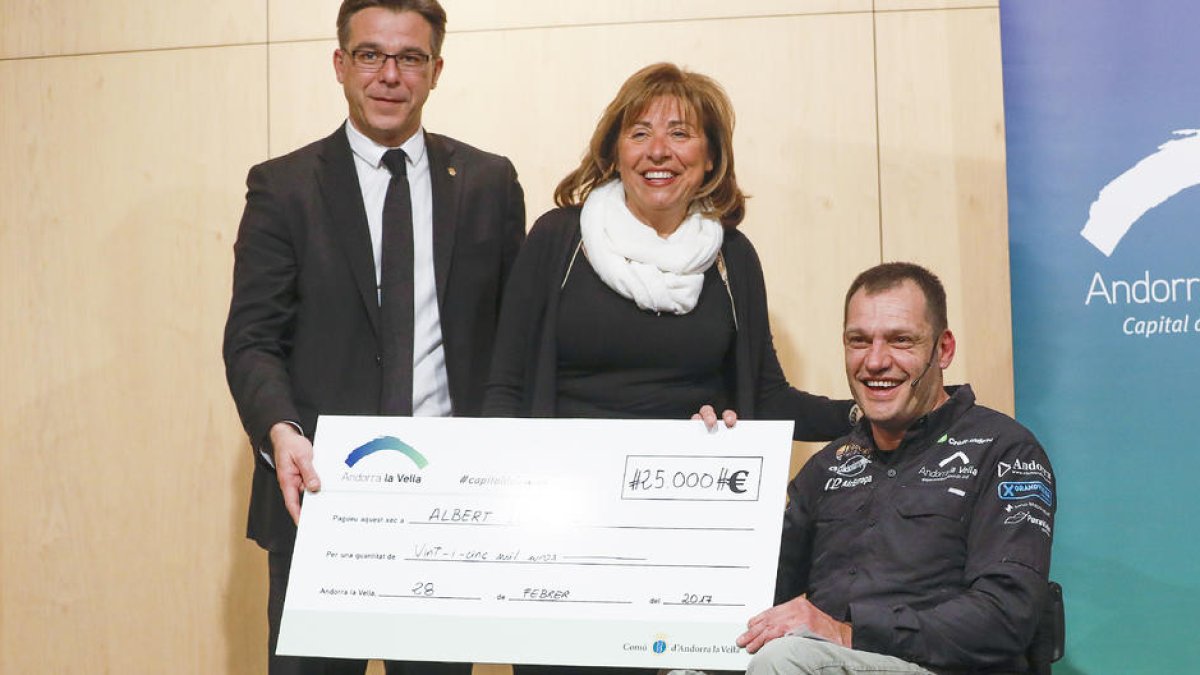 Llovera rep 25.000 euros de patrocini de la capital