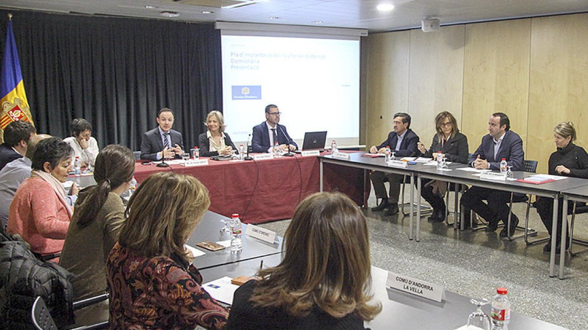 Govern presenta als comuns l'esborrany per implantar el servei d'atenció domiciliària