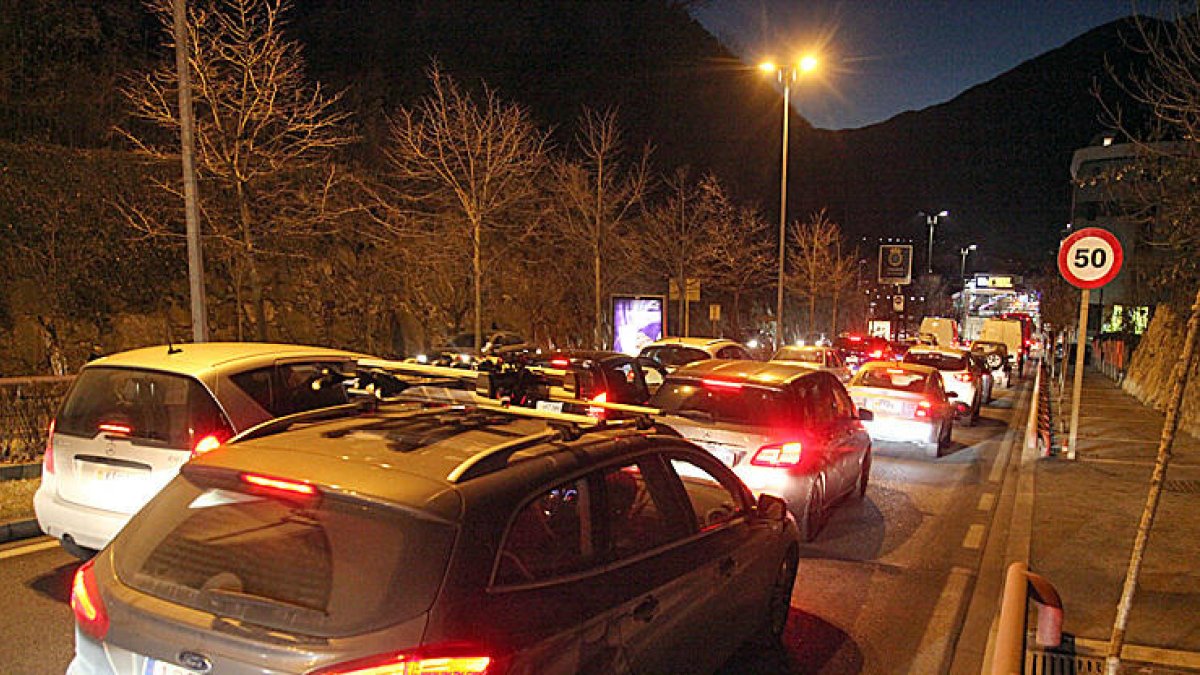 Retencions de poc més de dos quilòmetres a Encamp per la baixada de les pistes d'esquí