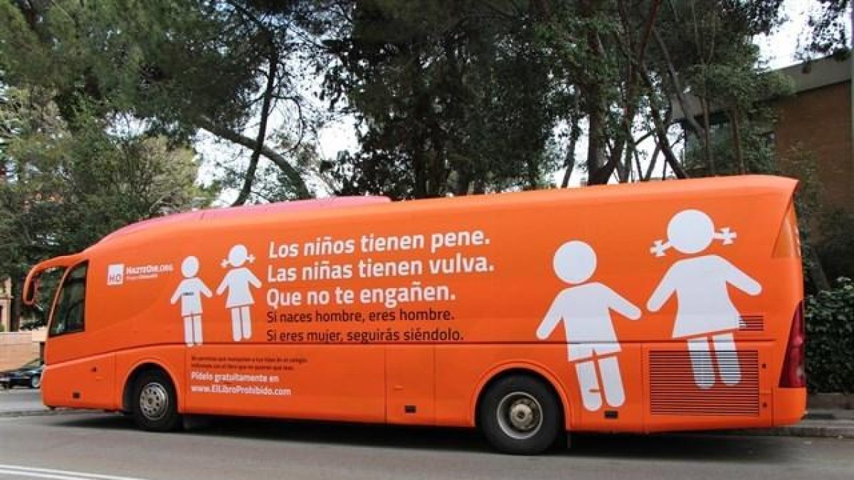 Els muntatges que responen a un polèmic autobús transfòbic