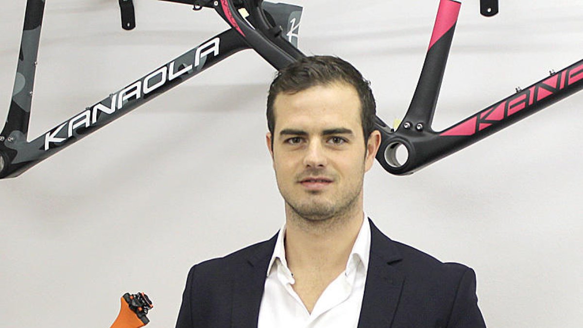 “Hem pintat una bici amb el periquito de l'Espanyol”