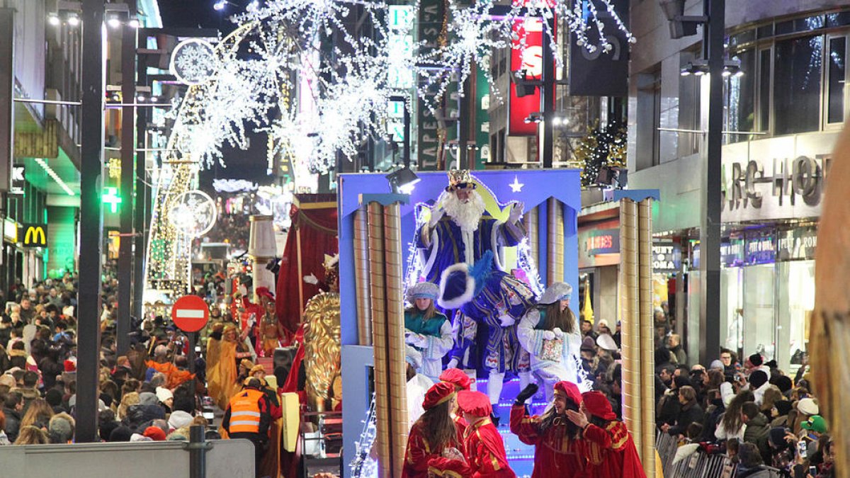 Els Mags d'Oorient omplen el país d'il·lusió