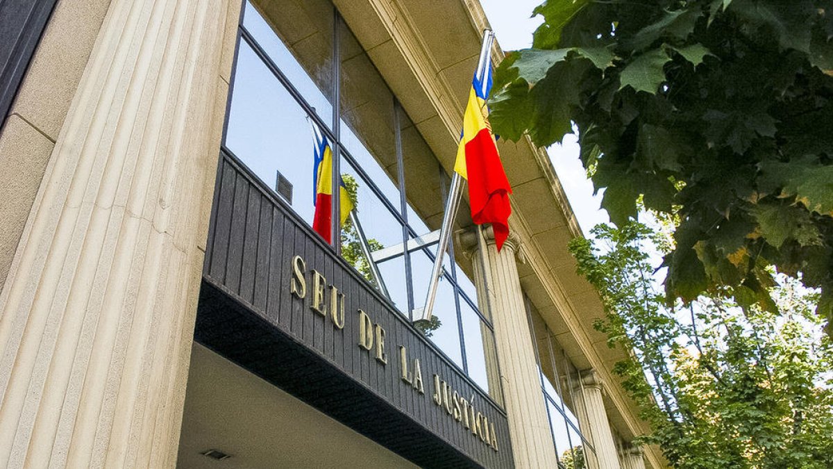 Un home reconeix haver violat la filla