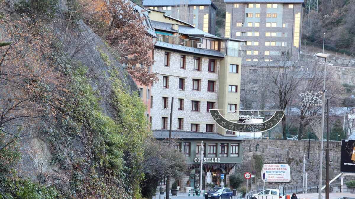 Un cotxe provoca destrosses al mobiliari a Escaldes