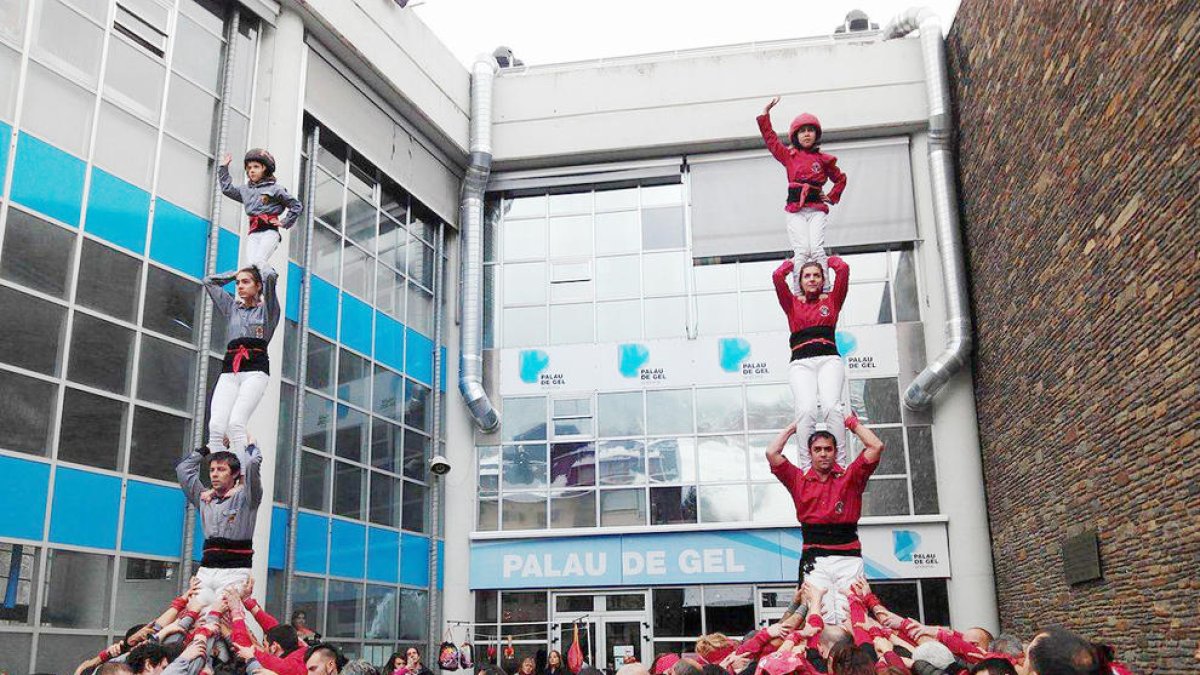 La colla es marca com a objectiu aconseguir aixecar castells de set el mes de juny