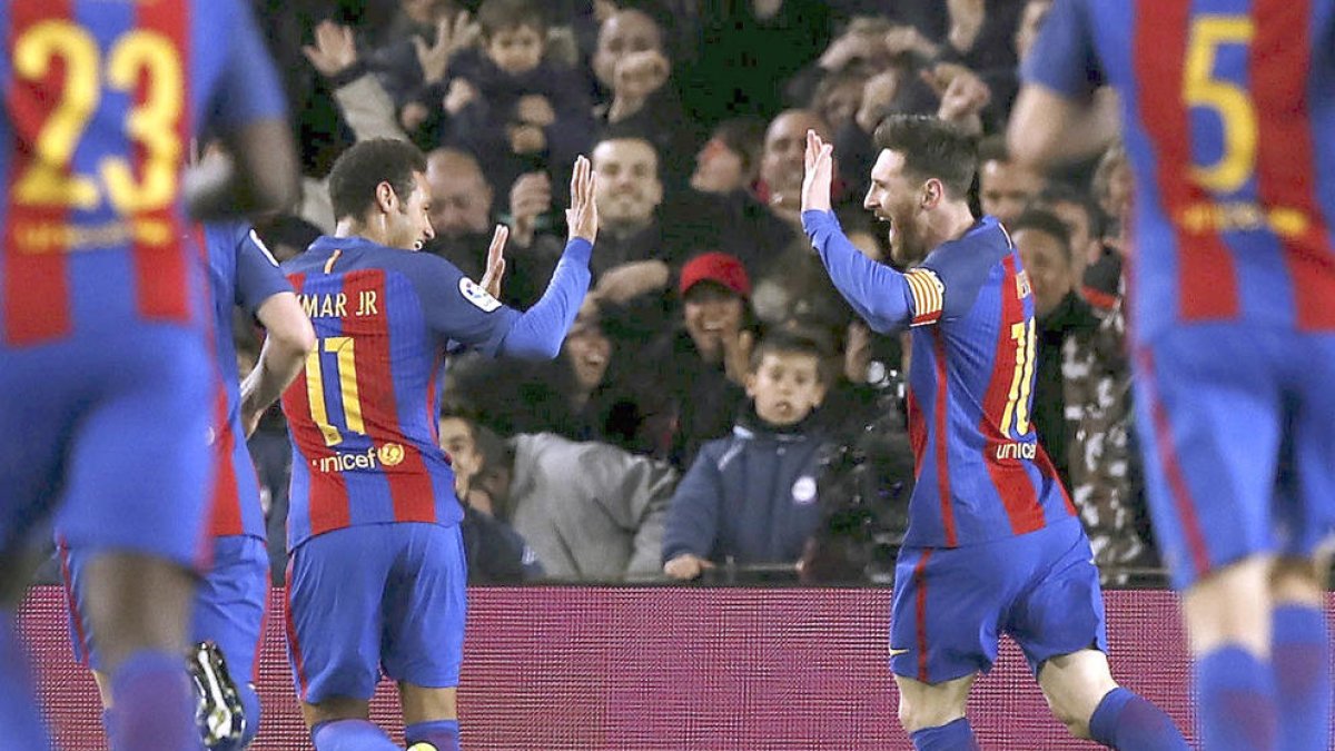 El Barça goleja el Celta i fa inútil el triomf del Madrid