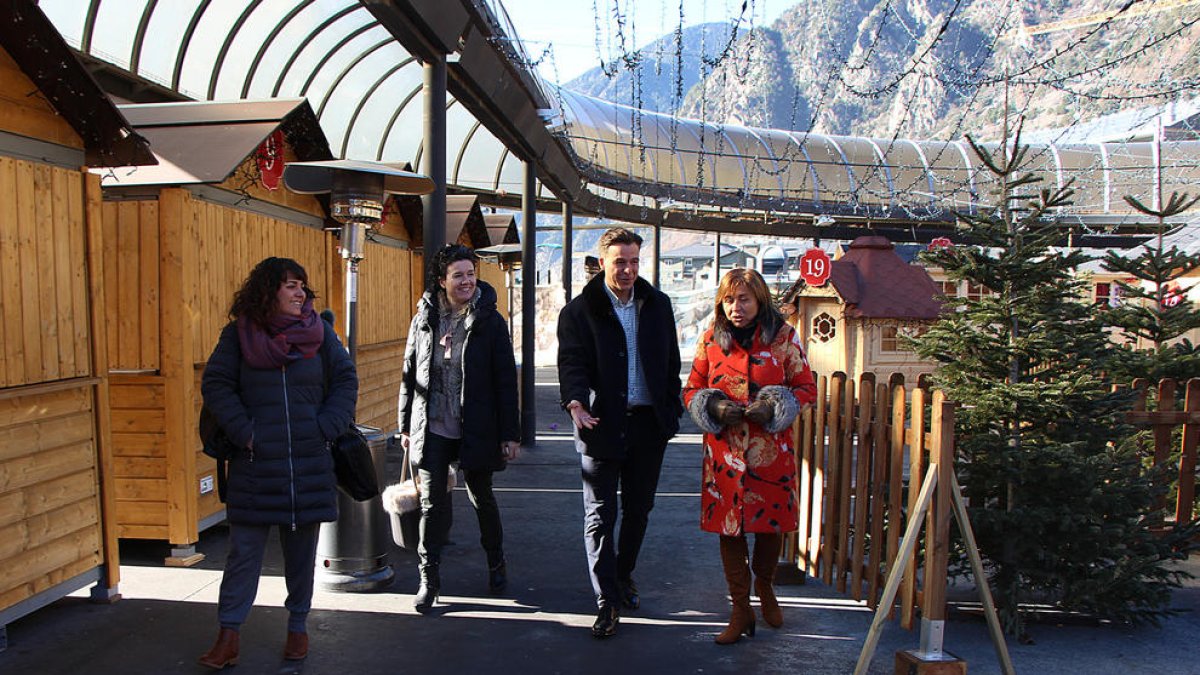 Els cònsols passegen pel Poblet de Nadal