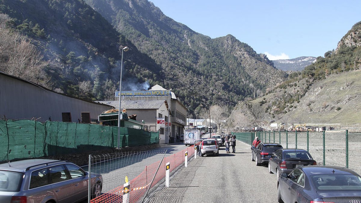 Cent places d'aparcament per a FP a Aixovall