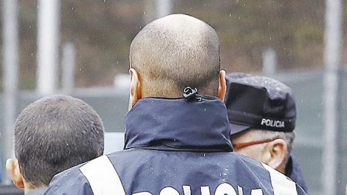 Detingut un sensesostre per intentar clavar un ganivet a un agent