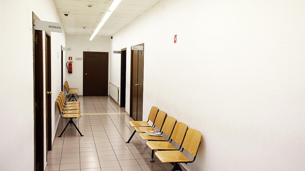 Fiscalia sospita que un home amaga els seus béns per no pagar la pensió