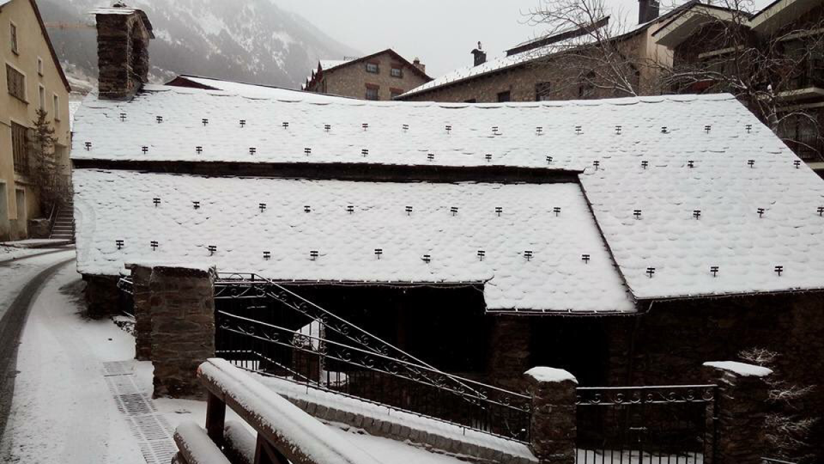 Les teulades de Soldeu, emblanquinades.