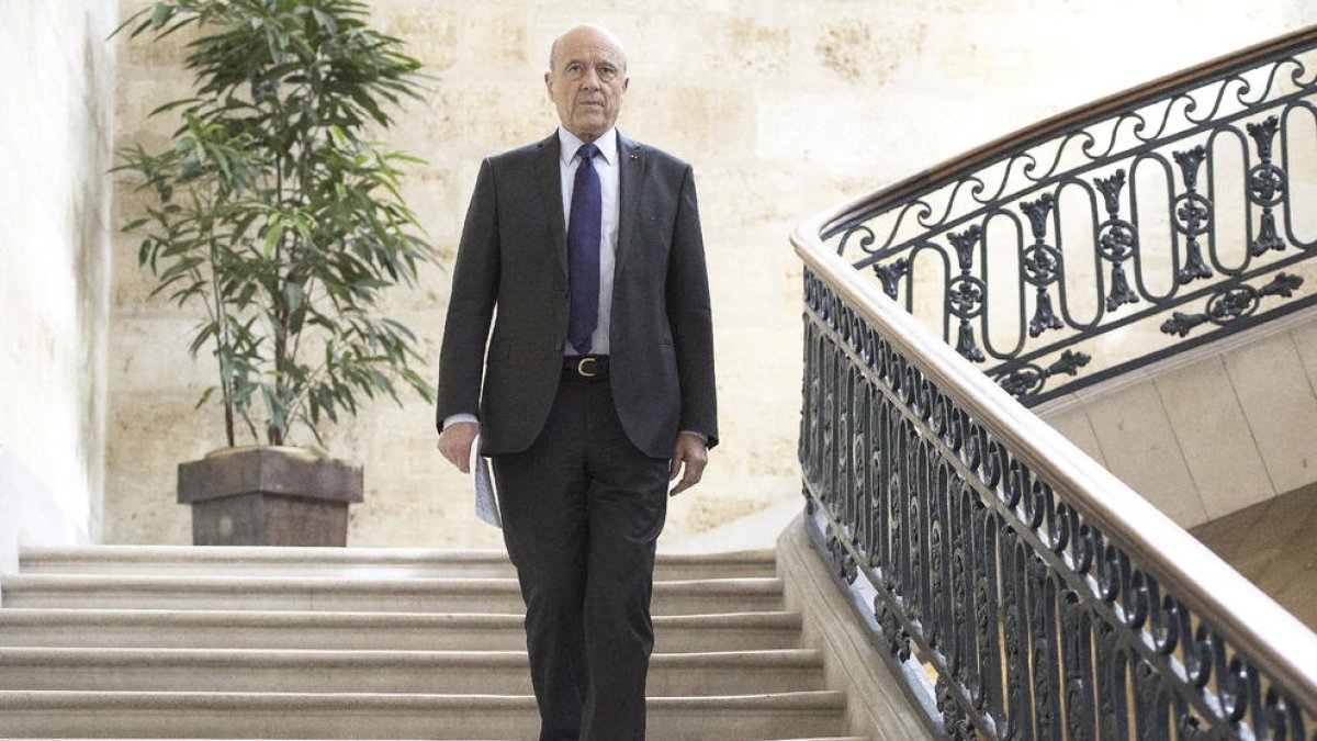 Juppé rebutja presentar-se i aplana el camí de Fillon a les presidencials