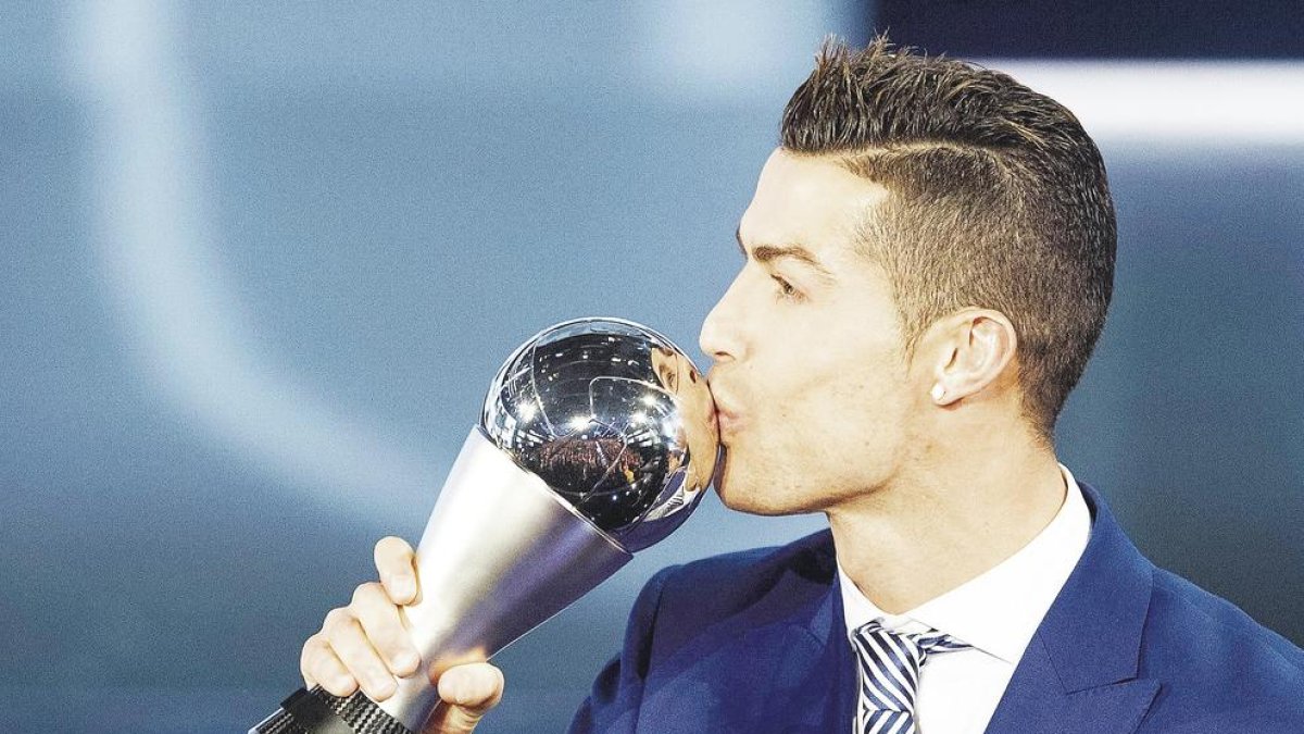 Ronaldo es corona com a 'The Best'