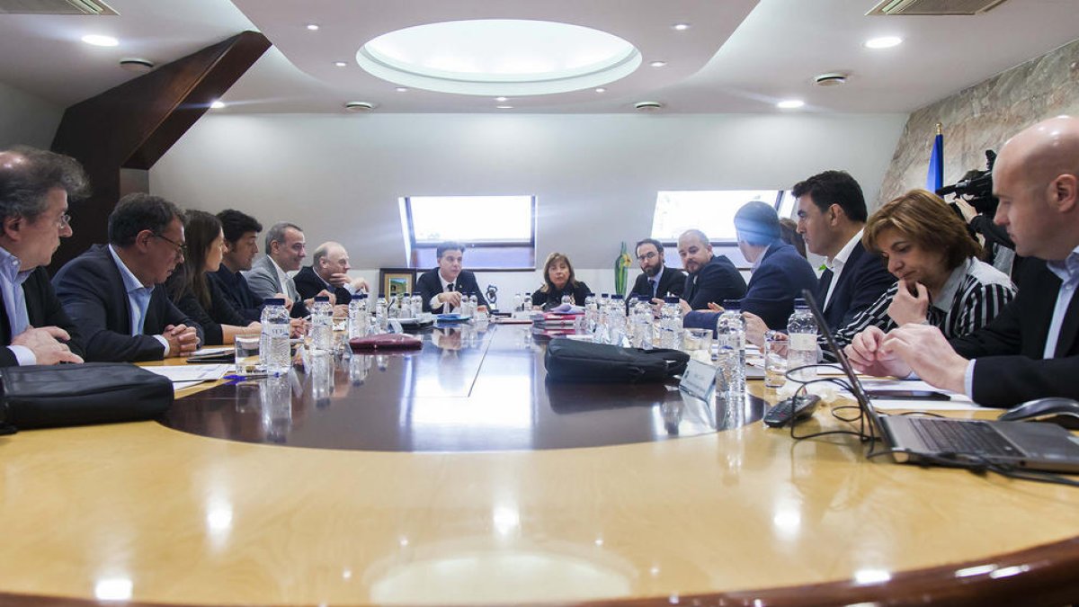 Els cònsols mostren la voluntat de premiar els funcionaris segons la seva feina