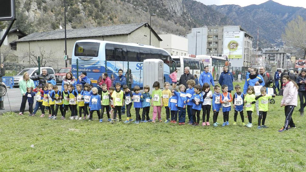 Els clubs estudien la proposta de quedar-se amb l'Escola