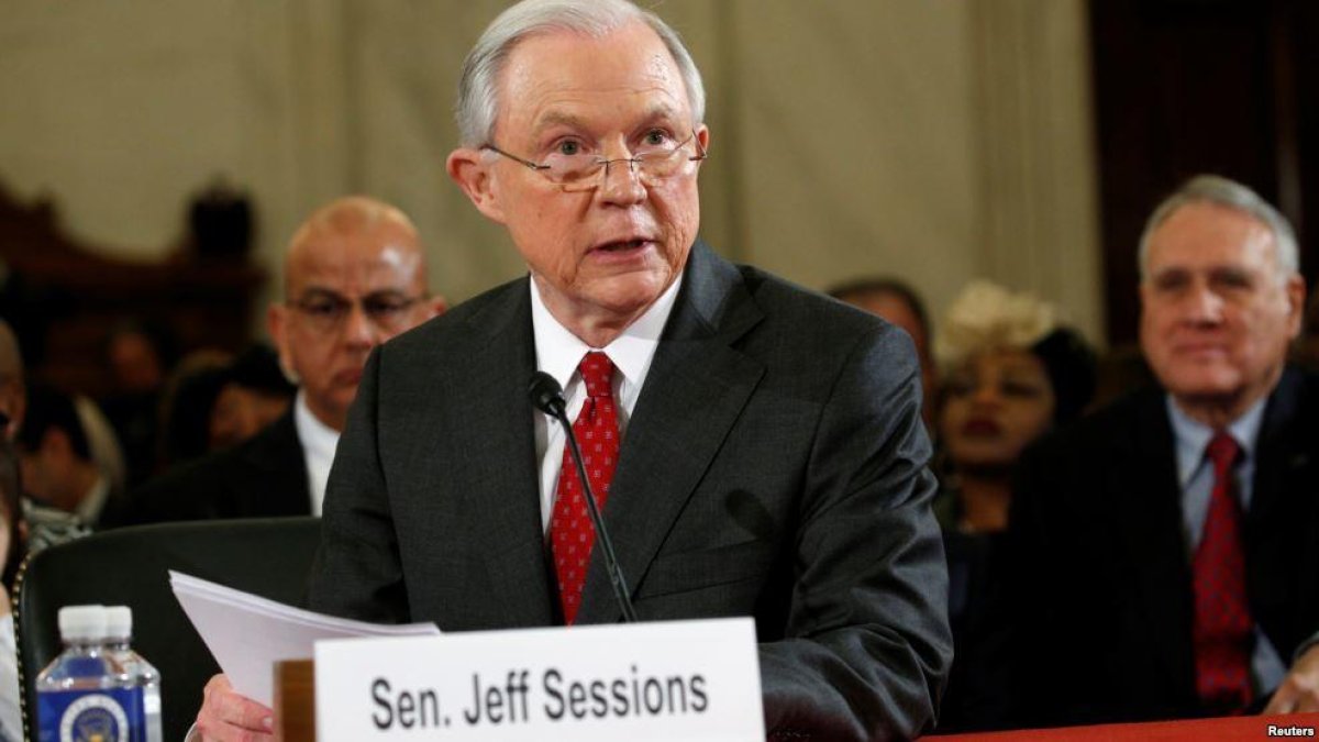 Sessions es compromet a no investigar Clinton