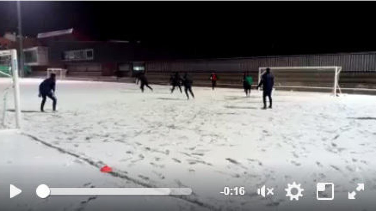 El FC Andorra entrena sobre la neu