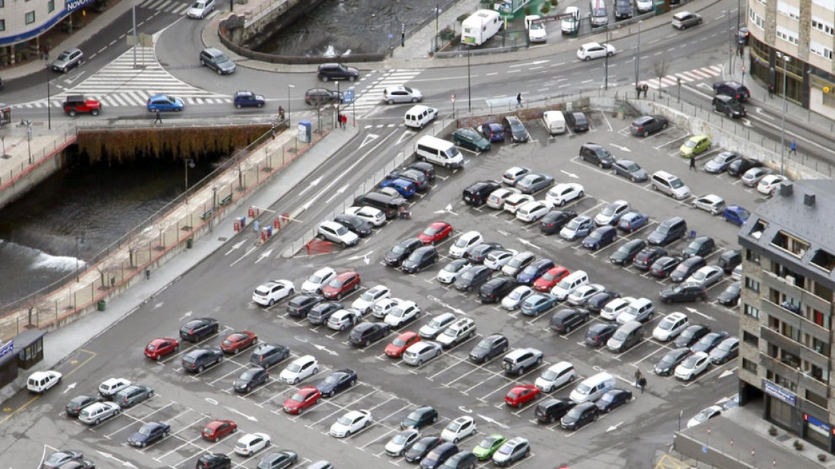 El comú encareix un 56% l'hora als aparcaments horitzontals