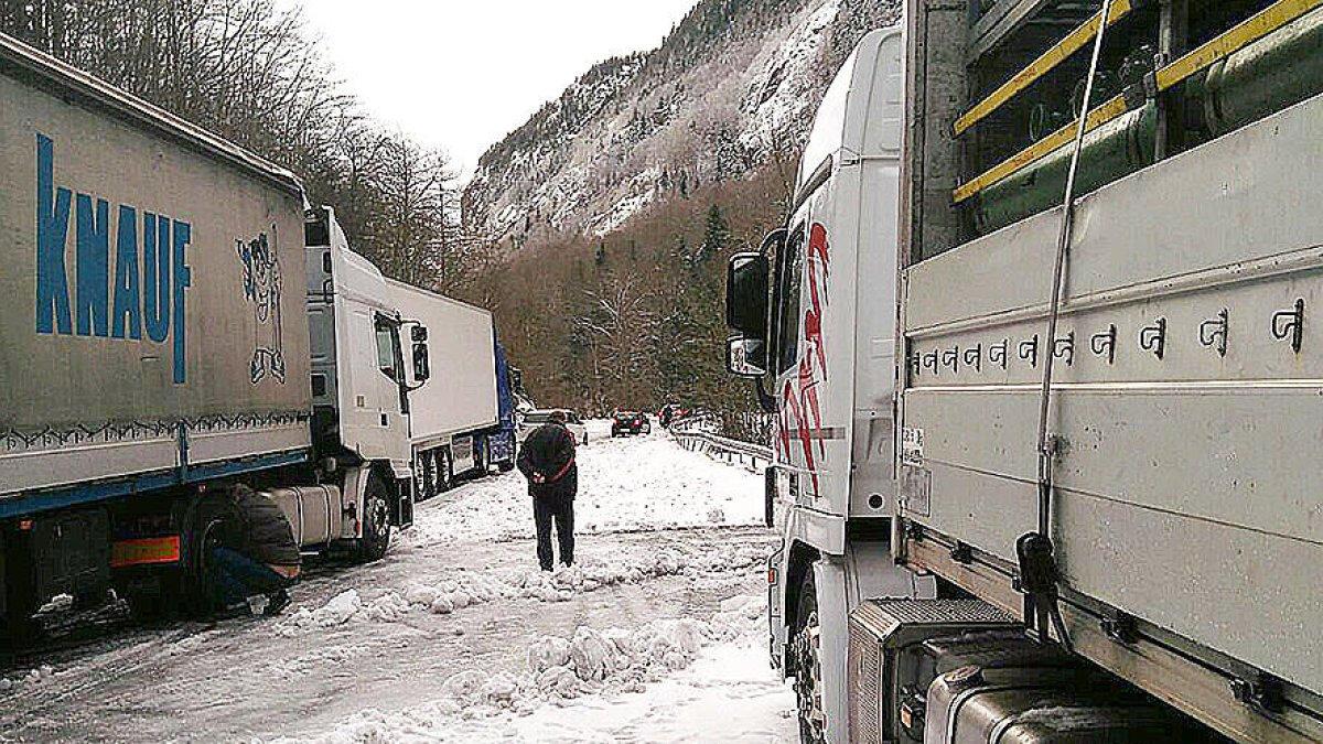 Els transportistes critiquen el tall de França als camions per la neu