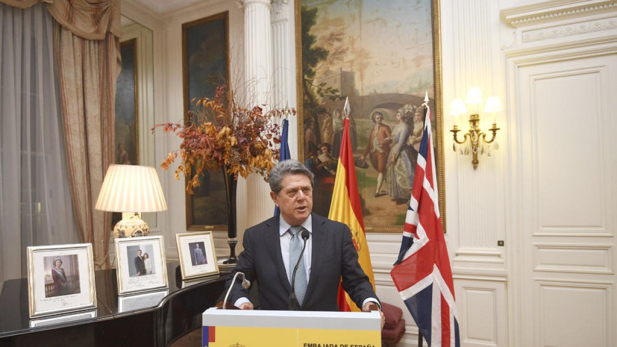 Trillo deixa l'ambaixada a Londres per la crisi de l'accident del Yak-42