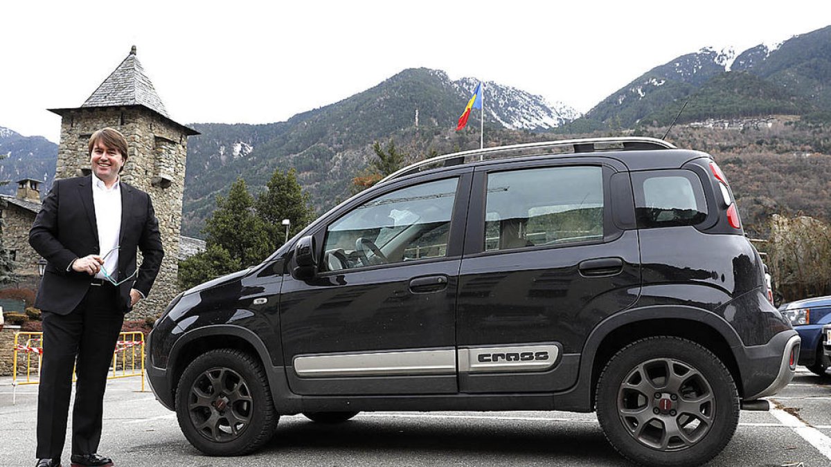 Carles Naudi al costat del seu Fiat Panda 4x4 pensat per conduir amb neu.