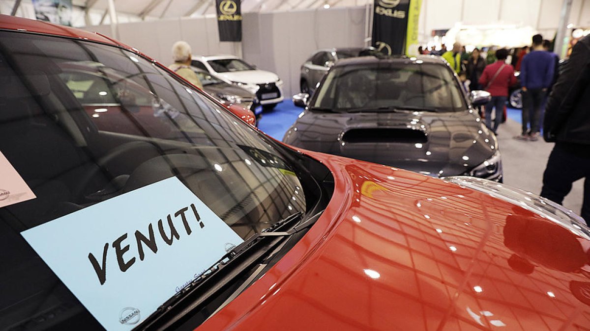 La venda de vehicles de gasoil cau el 3,5% i la dels de gasolina puja el 25,2%