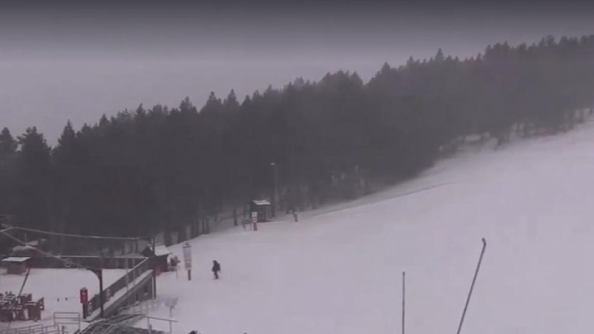 El temporal de neu obliga les estacions a tancar i a circular amb cadenes per tot el país