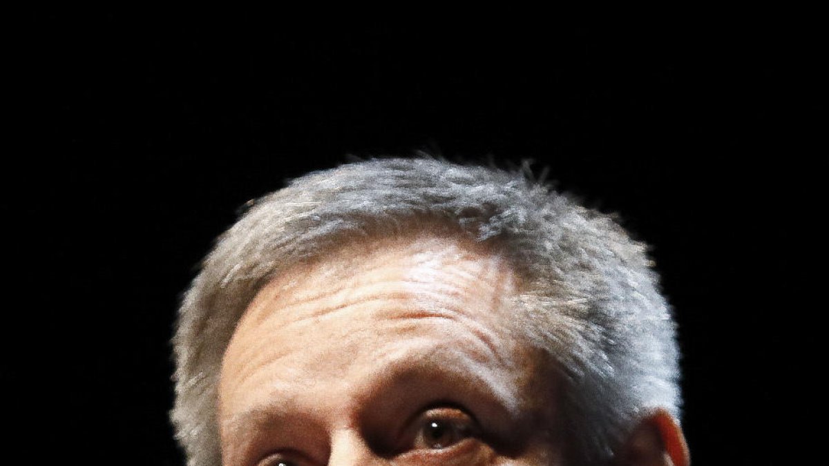 Contactes perquè els estudiants a Espanya no hagin de renovar el permís cada any