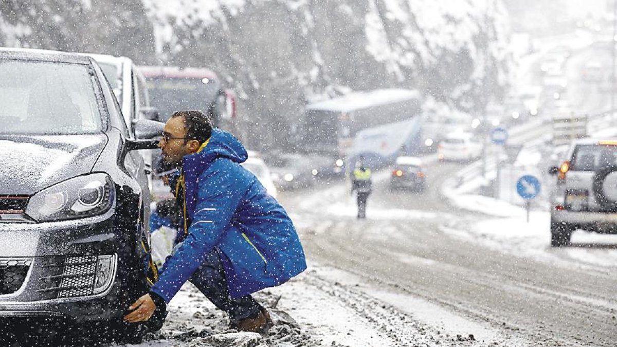 Sis hores de cues per sortir d'Andorra per la frontera amb el país veí del sud